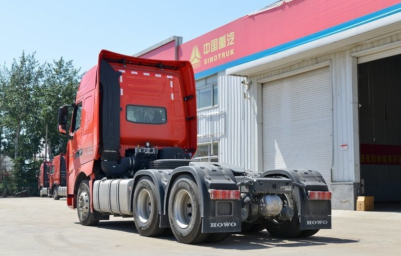 قطع غيار مستعملة شاحنة جرار 375HP Sinotruk HOWO مستعملة شاحنة جرار Sinotruk للبيع